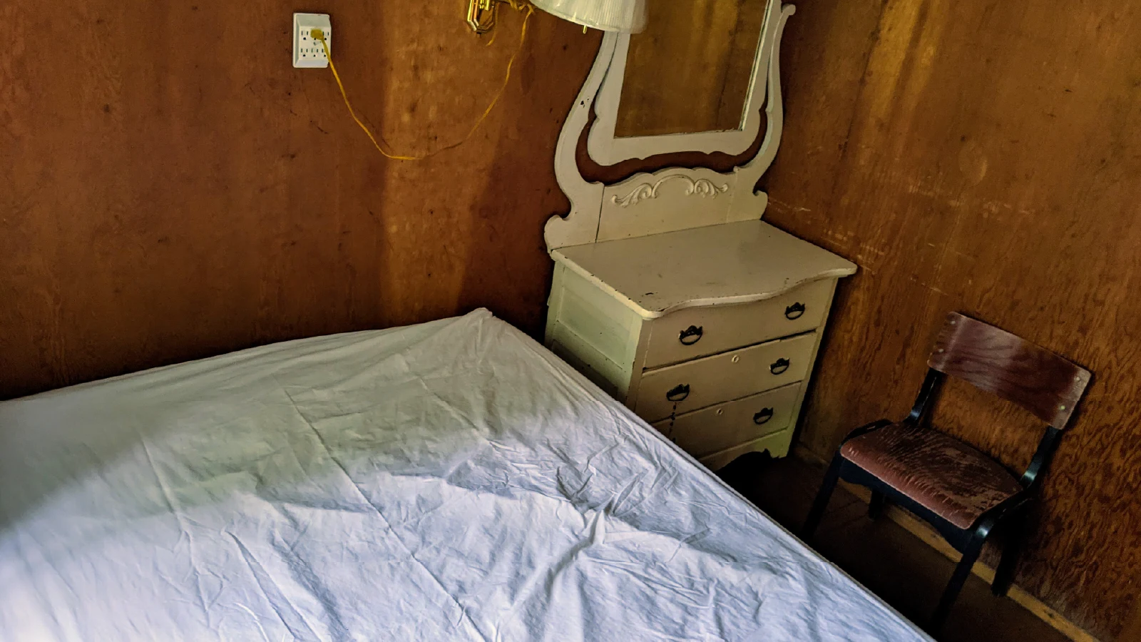 Pigeon-Lake-Resort-Cottage-one-main-bedroom-queen-sized-bed